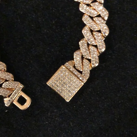 Elegant Gold Bracelet with Crystal Accents - Picture 5 of 10